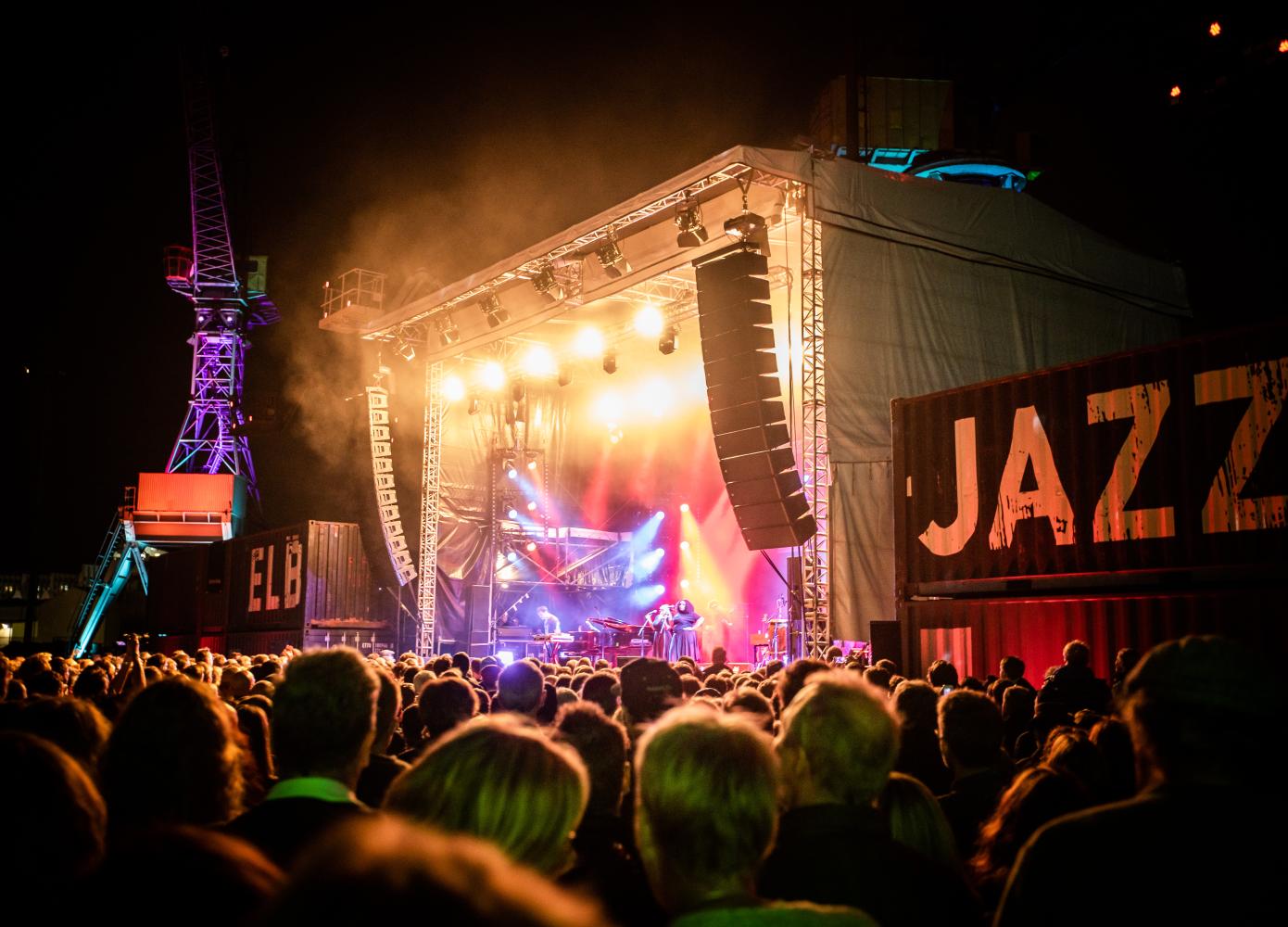 Blick von Publikum auf Elbjazz Bühne