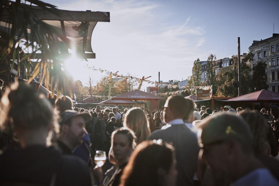 Besucher*innen des RBF auf Spielbudenplatz