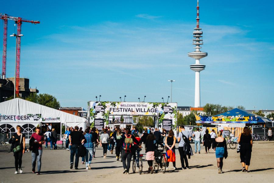 Eingang Festival Village
