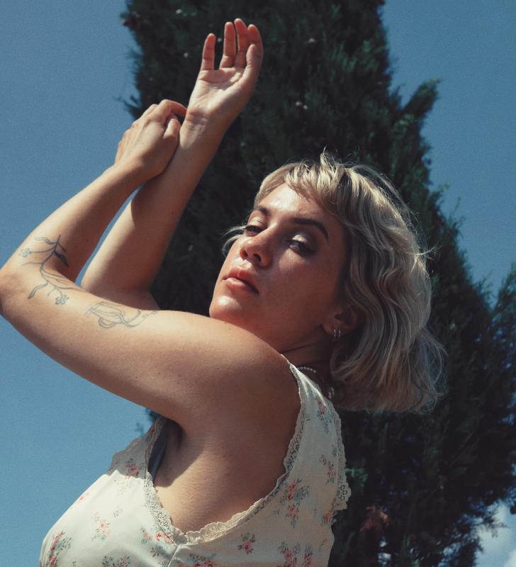 Porträt von Bess Atwell