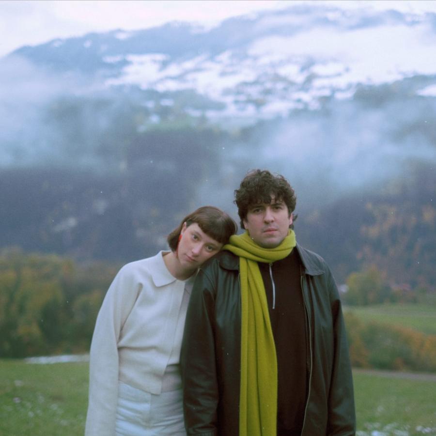 Portrait Lost in Lona