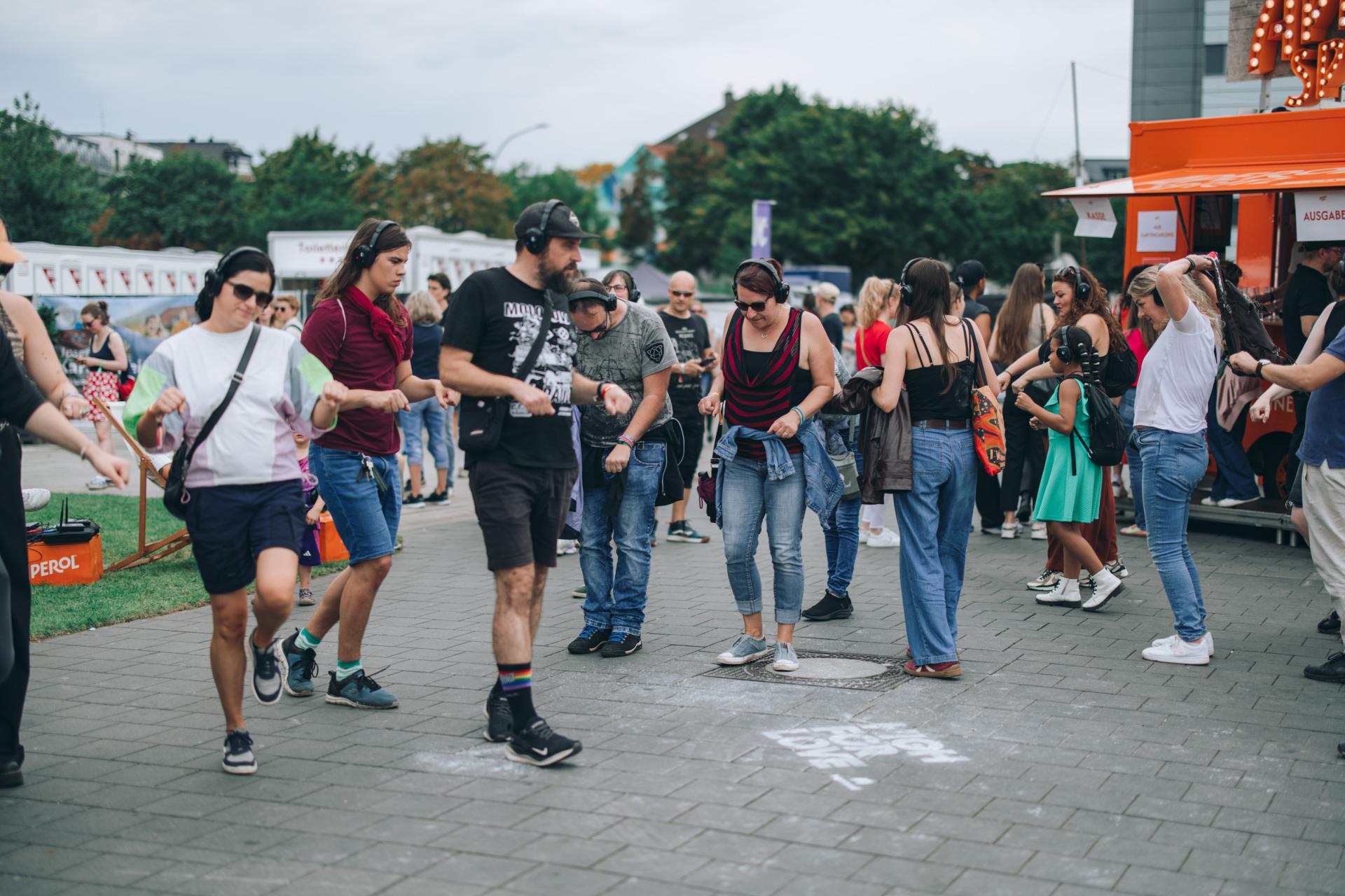 Menschen tanzen auf dem Festivalgelände 