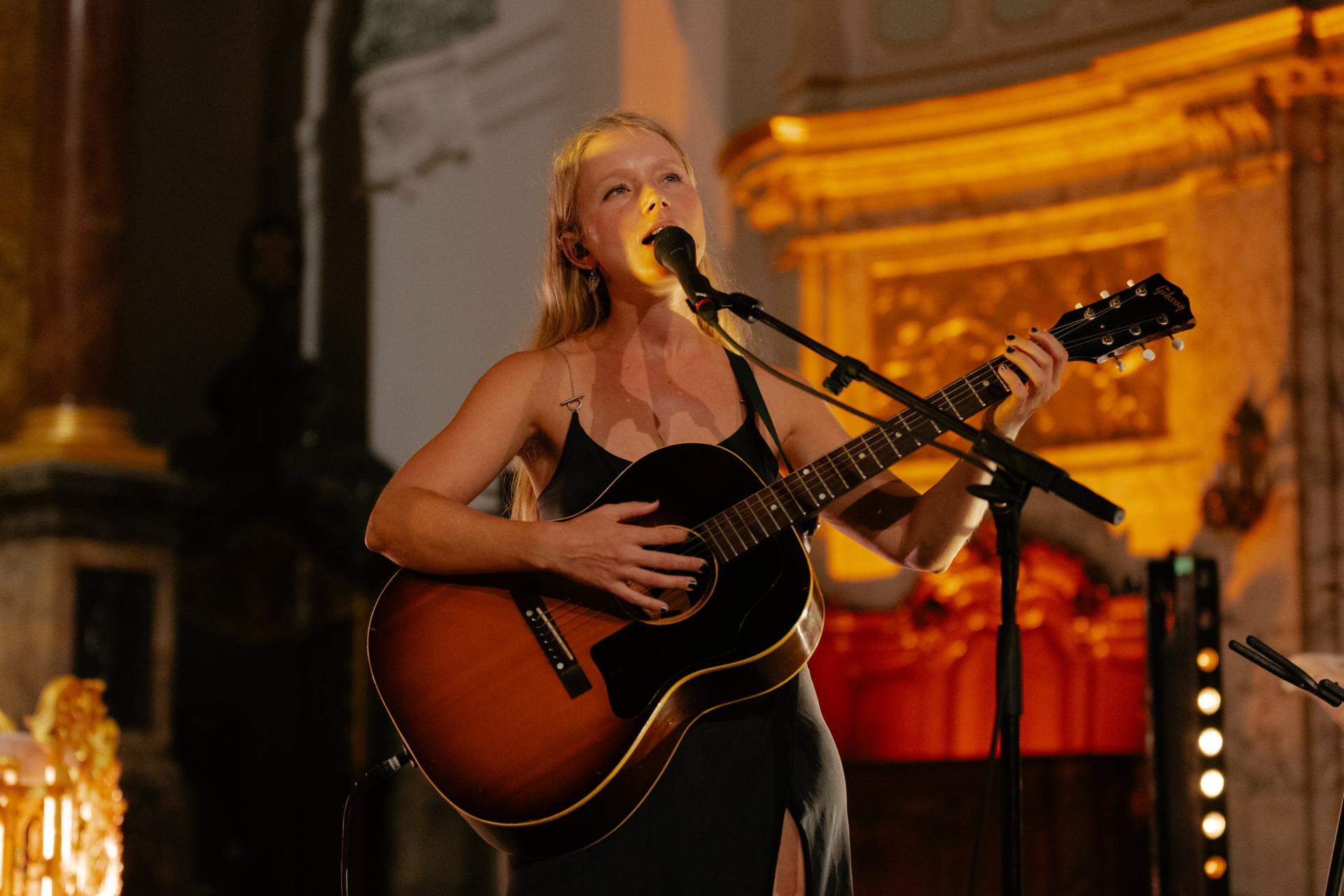 Portrait von Alice Phoebe Lou