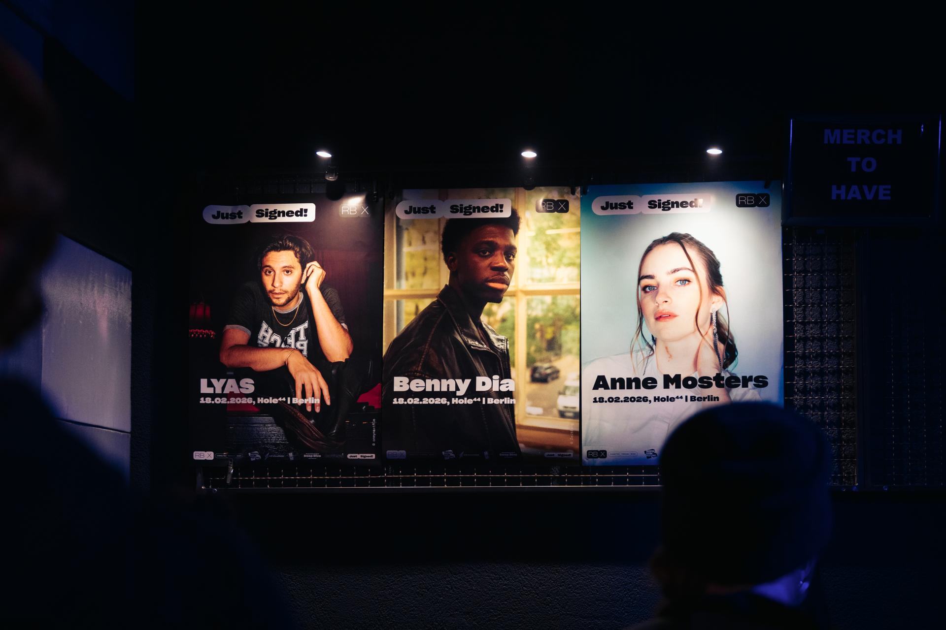 Plakatwand von Just Signed! am 18. Februar