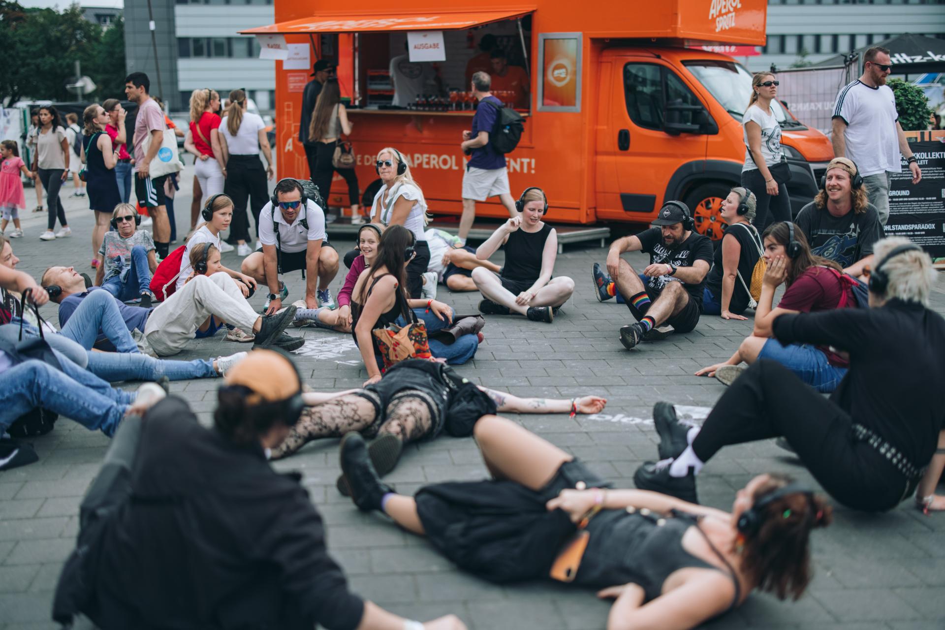 Körperfunkkollketiv im Festival Village